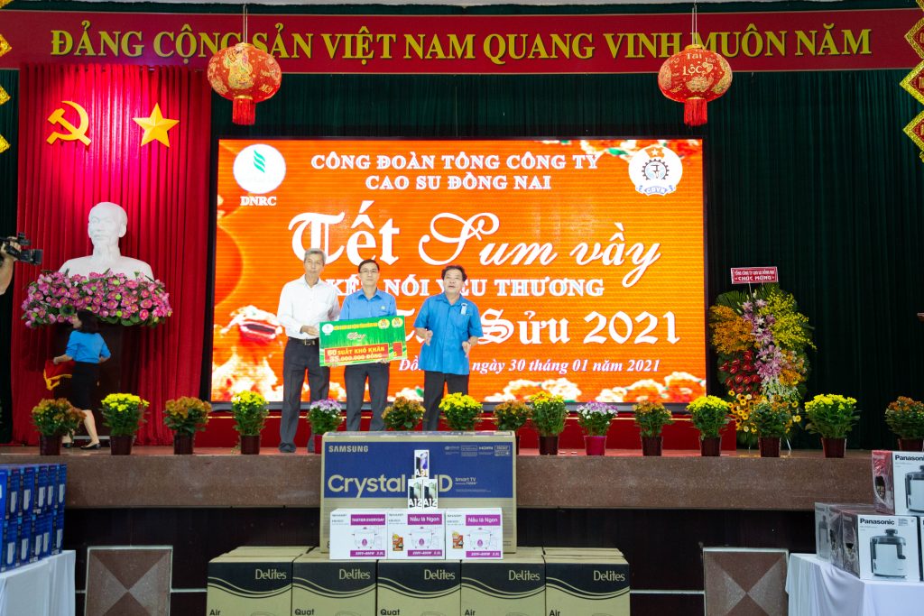 Lãnh đạo Liên đoàn Lao động tỉnh Đồng Nai, Công đoàn CSVN trao biểu trưng hỗ trợ quà Tết cho NLĐ