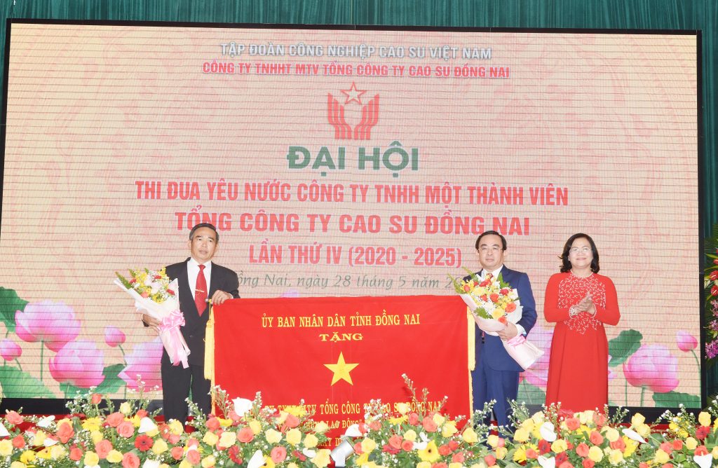 Lãnh đạo UBND tỉnh Đồng Nai trao thưởng cho TCT Cao su Đồng Nai tại Đại hội Thi đua yêu nước TCT lần thứ IV