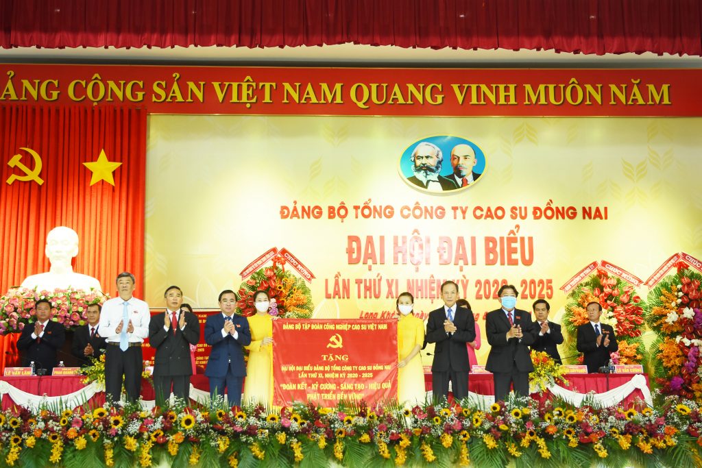 Lãnh đạo VRG tặng bức trướng của Đảng bộ VRG cho Đảng bộ TCT Cao su Đồng Nai tại Đại hội Đảng bộ TCT nhiệm kỳ 2020 – 2025