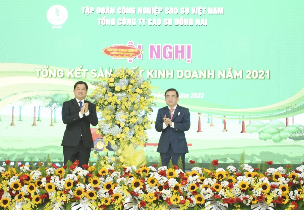 Ông Sok Dareth, Tổng Lãnh sự Vương quốc Campuchia tại TP.HCM tặng hoa chúc mừng Hội nghị
