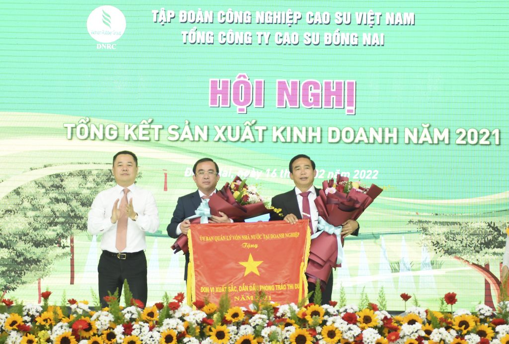 Ông Nguyễn Ngọc Cảnh – Phó Chủ tịch Uỷ ban Quản lý vốn Nhà nước tại doanh nghiệp tặng Cờ thi đua xuất sắc của Chính phủ cho TCT