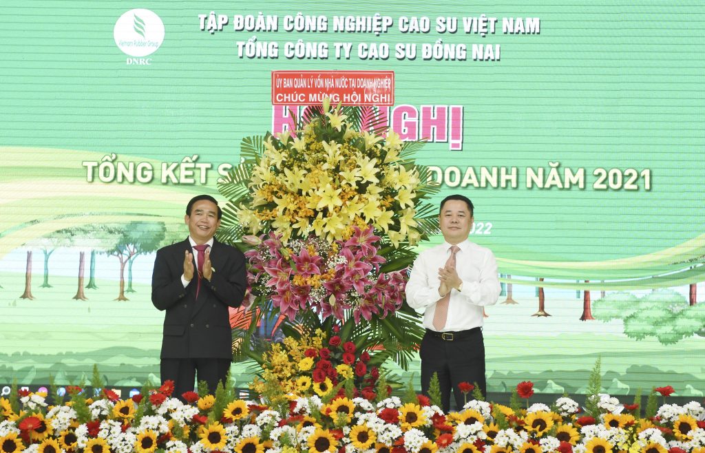 Ông Nguyễn Ngọc Cảnh – Phó Chủ tịch Ủy ban Quản lý vốn Nhà nước tại doanh nghiệp tặng hoa chúc mừng Hội nghị