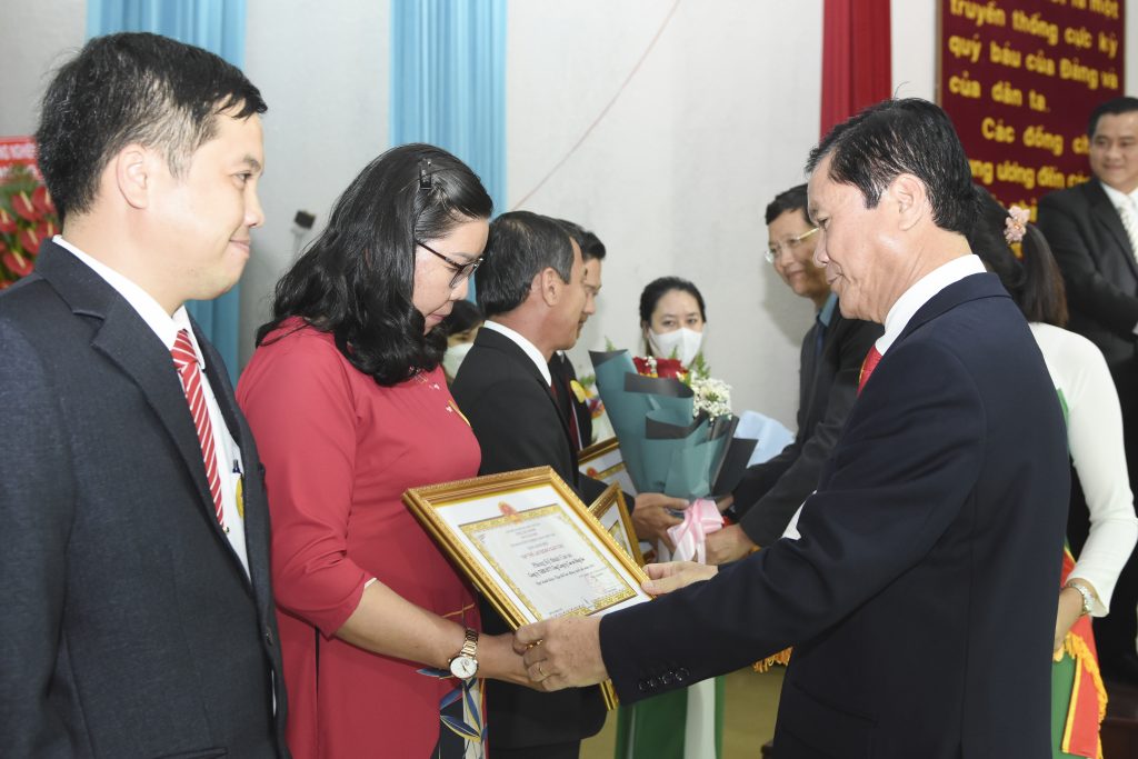 Ông Lê Thanh Hưng – TGĐ VRG trao thưởng cho các tập thể