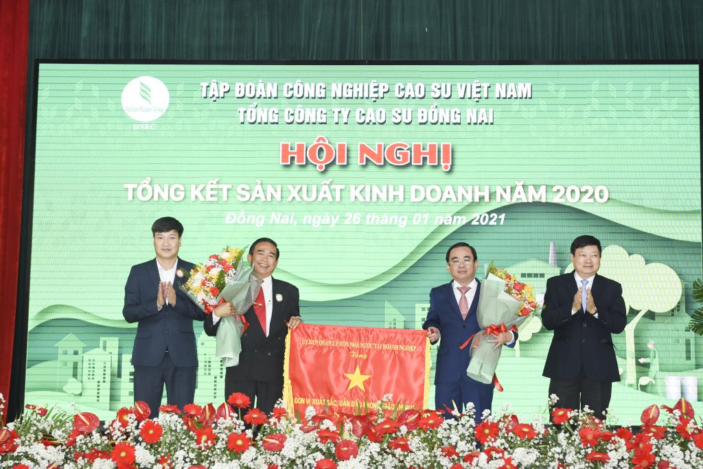 Ông Võ Tấn Đức – Phó Chủ tịch UBND tỉnh Đồng Nai trao Cờ thi đua xuất sắc cho TCT