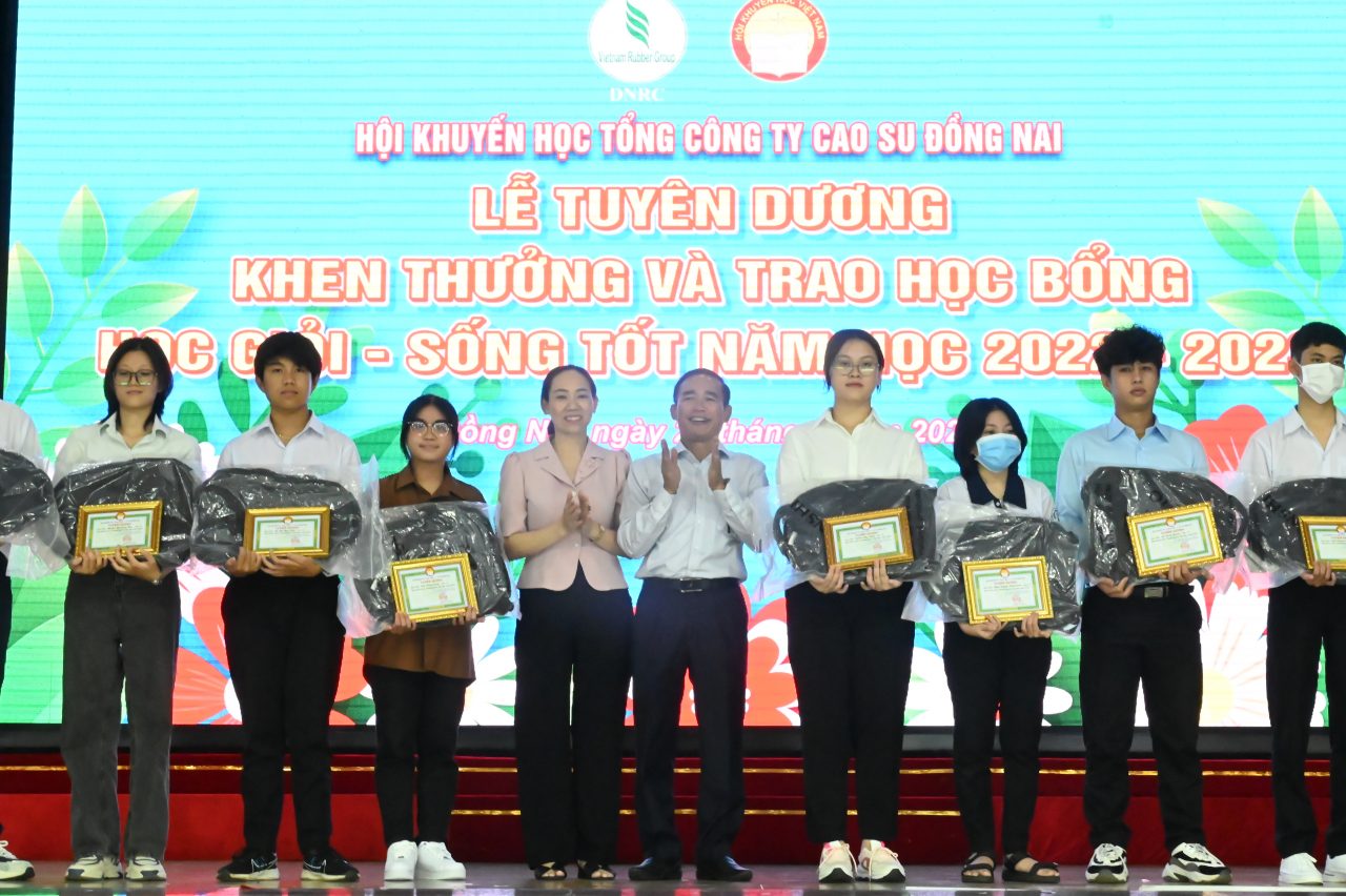 Lãnh đạo Công đoàn Cao su Việt Nam và TCT trao thưởng cho các em