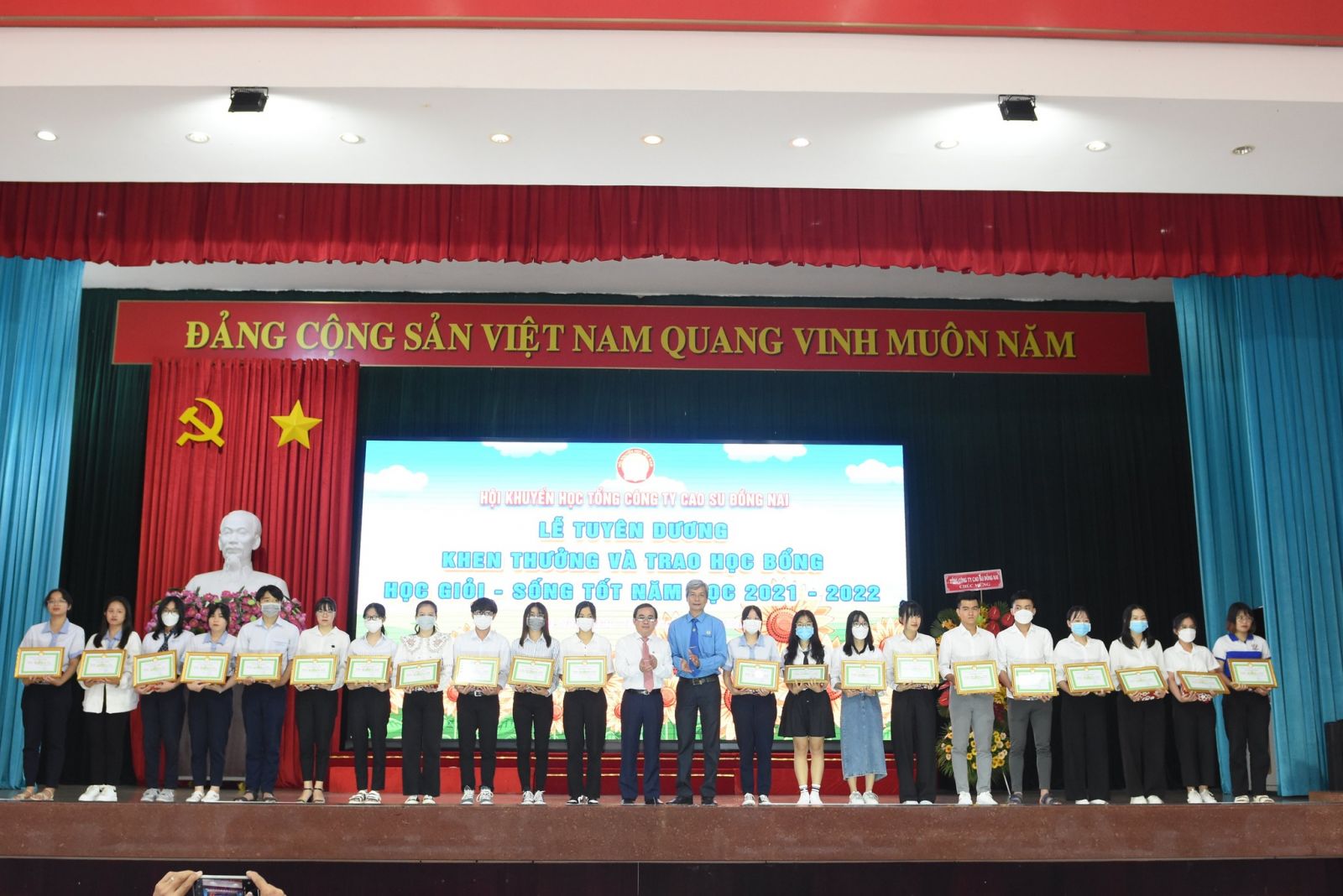 Ông Hồ Thanh Hồng - Phó Chủ tịch LĐLĐ tỉnh và ông Đỗ Minh Tuấn - TGĐ Tổng Công ty trao thưởng cho các em học sinh, sinh viên