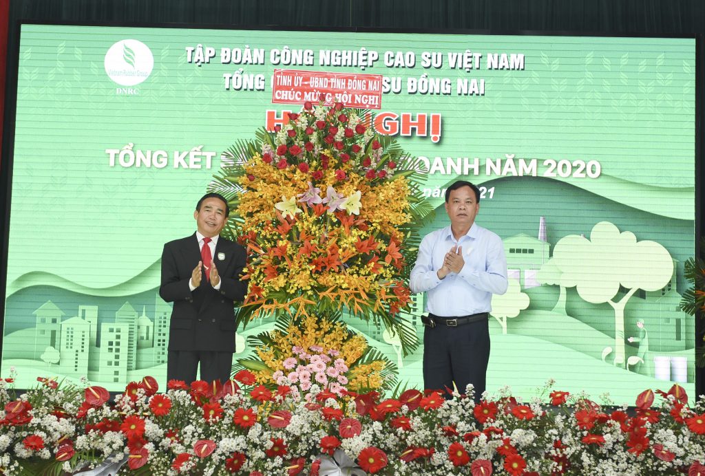 Ông Võ Tấn Đức – Phó Chủ tịch UBND tỉnh Đồng Nai tặng hoa chúc mừng hội nghị