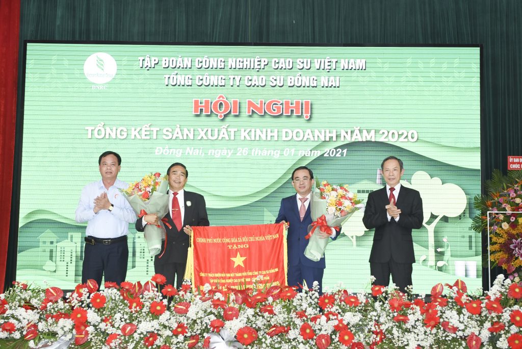 Lãnh đạo tỉnh Đồng Nai và VRG trao Cờ thi đua Chính phủ cho TCT Cao su Đồng Nai