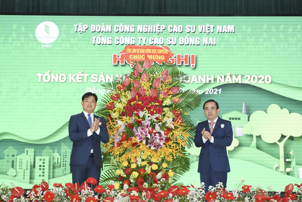 Ông Đỗ Minh Tuấn – TGĐ TCT nhận lẵng hoa chúc mừng từ ông Sok Dareth – Tổng lãnh sự quán Vương quốc Campuchia