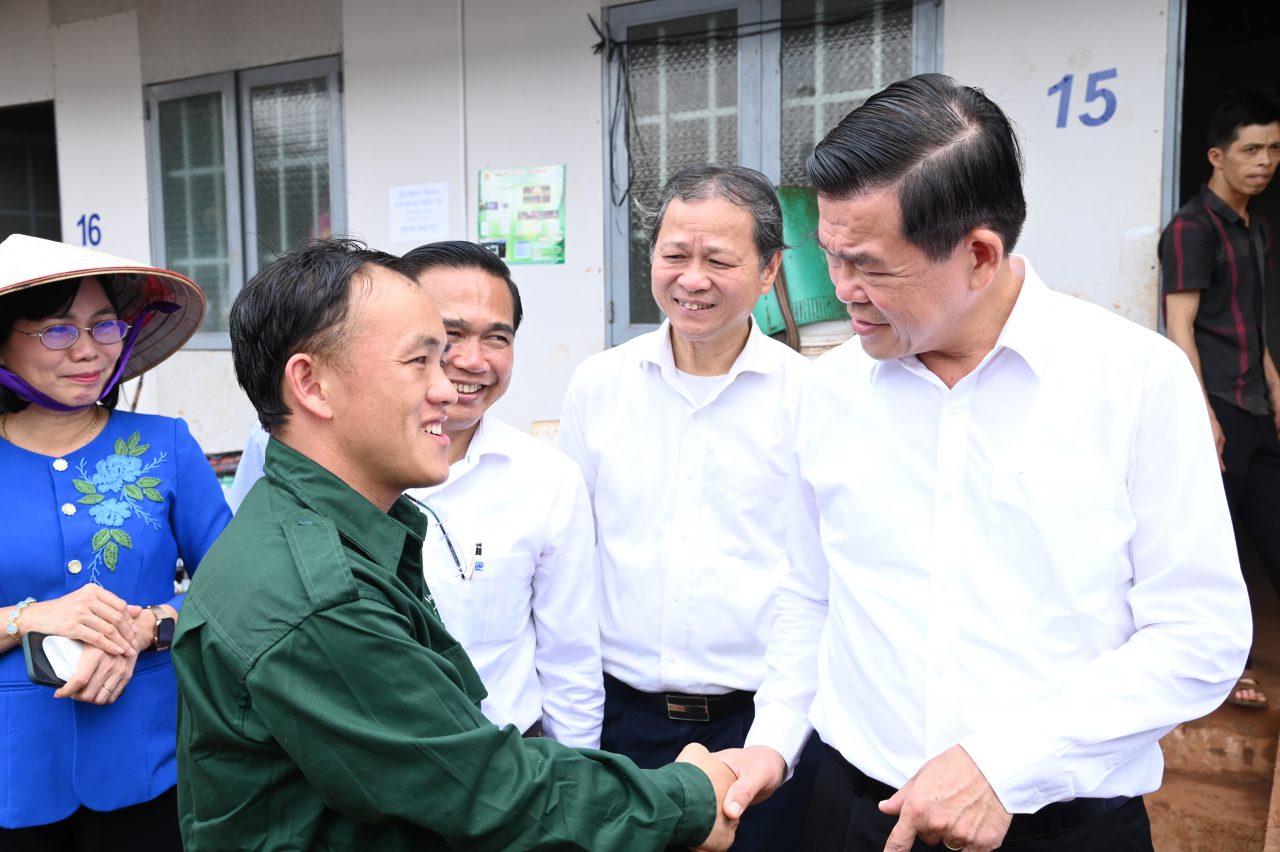 Đoàn công tác đến thăm hỏi NLĐ Hà Giang làm việc tại TCT Cao su Đồng Nai