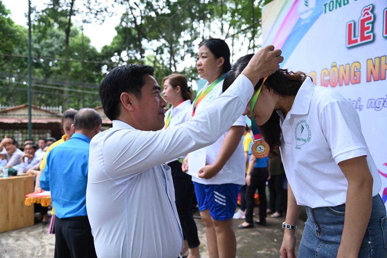 Ông Nguyễn Thế Hựu – Chủ tịch Công đoàn TCT trao huy chương cho các vận động viên