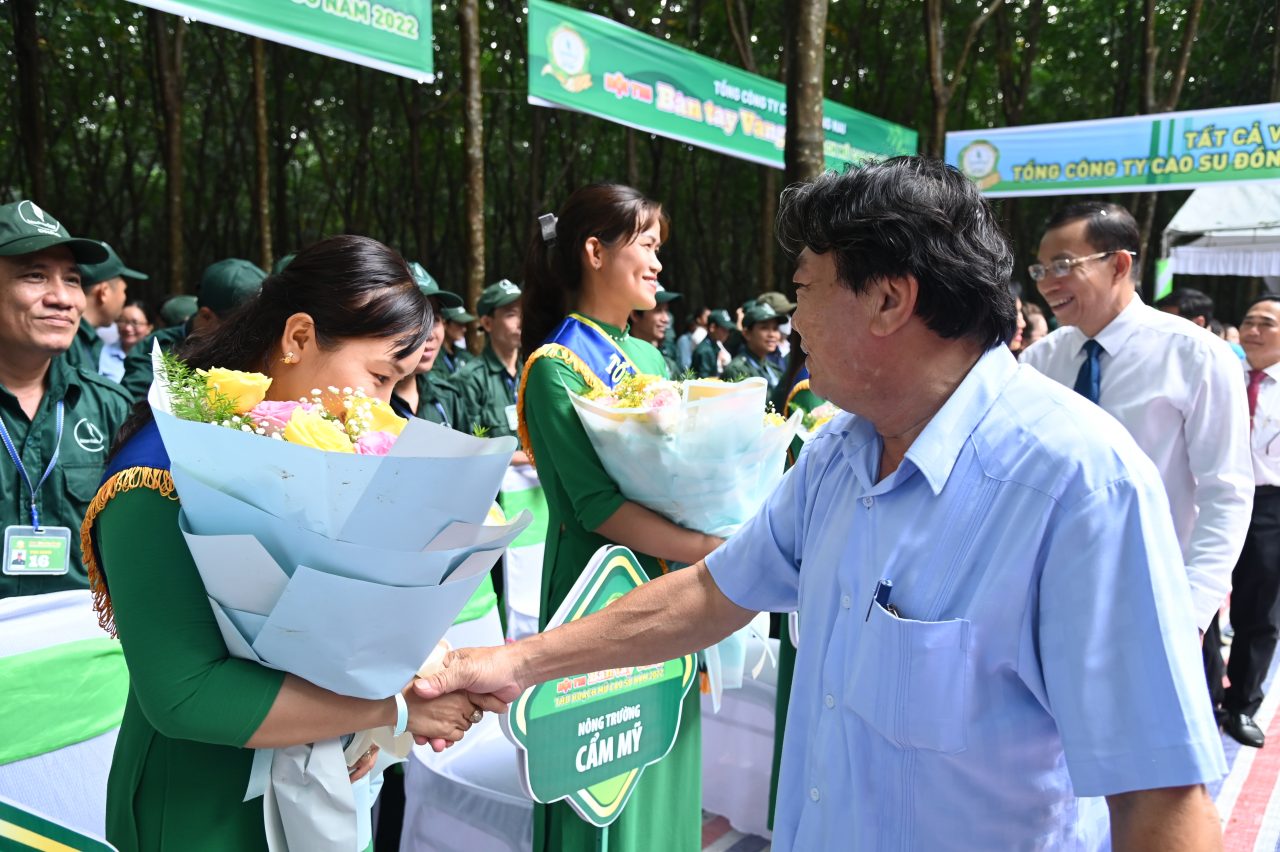 Ông Phan Mạnh Hùng – Chủ tịch Công đoàn CSVN gặp gỡ, động viên các đoàn thợ giỏi trước giờ thi thực hành