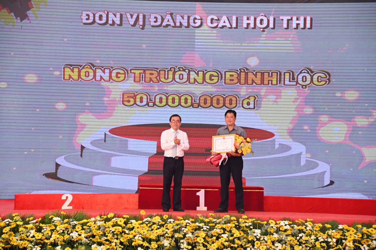 Ông Đỗ Minh Tuấn – TGĐ TCT trao thưởng cho Nông trường Bình Lộc, đơn vị đăng cai Hội thi