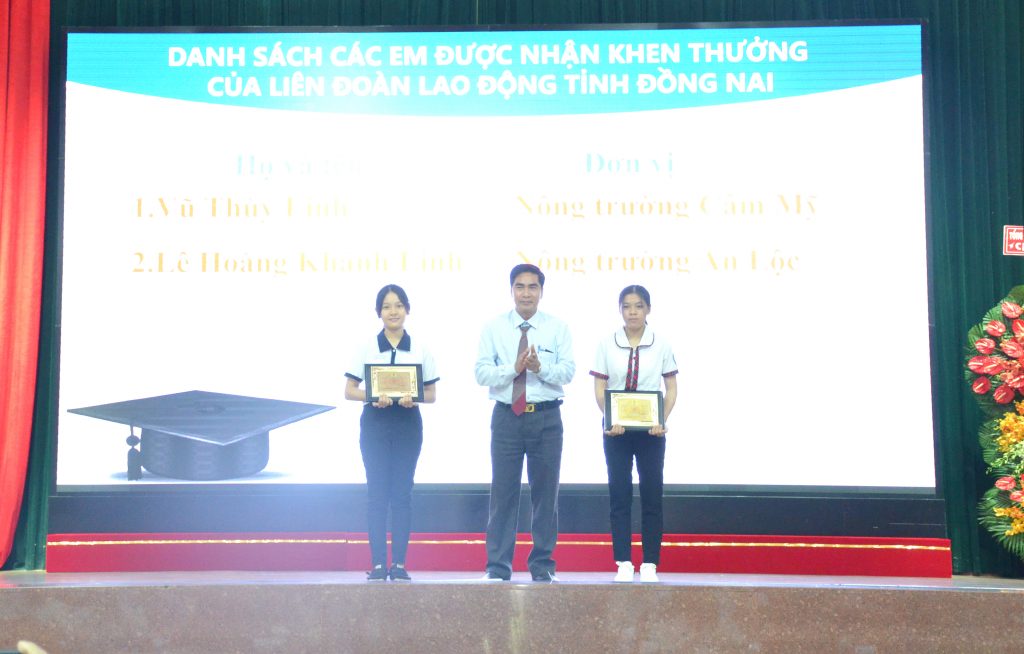 Ông Nguyễn Thế Hựu – Chủ tịch Công đoàn TCT trao thưởng cho 2 em học sinh giỏi cấp tỉnh