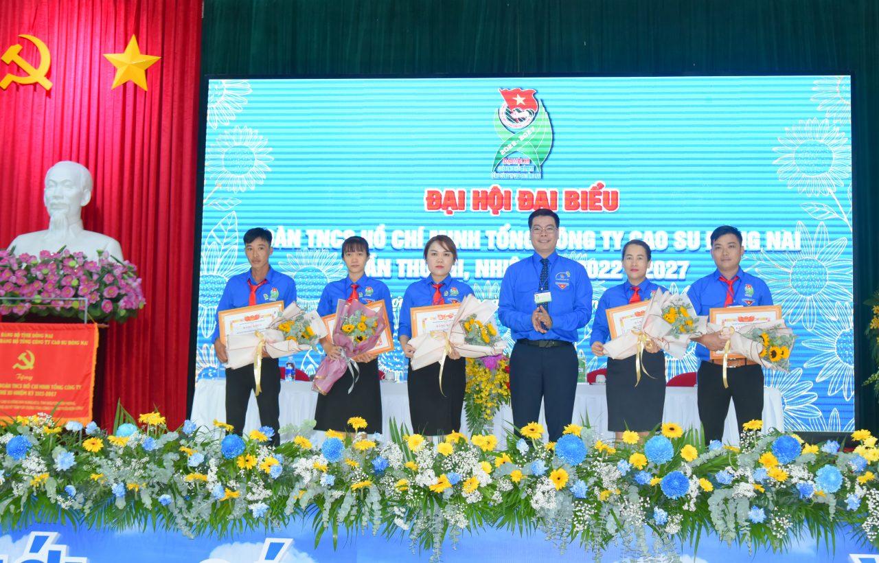 Ông Võ Văn Trung – Phó Bí thư TỈnh đoàn Đồng Nai khen thưởng cho các cơ sở Đoàn đạt thành tích xuất sắc trong hoạt động nhiệm kỳ 2017 – 2022