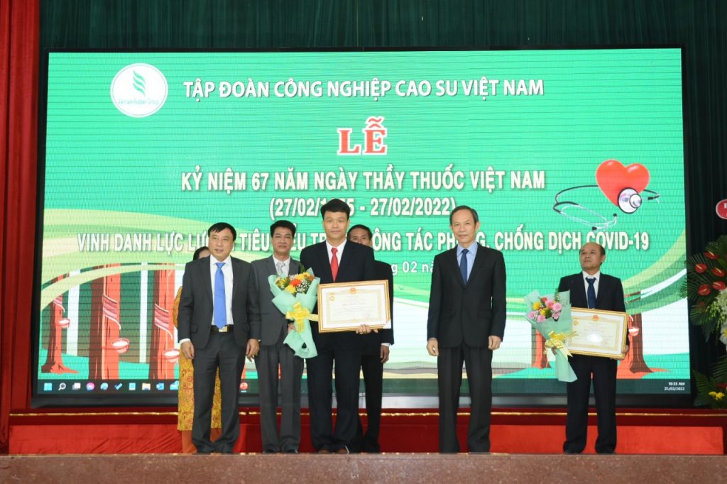5 bác sĩ nhận danh hiệu “Thầy thuốc Việt Nam” tại buổi lễ