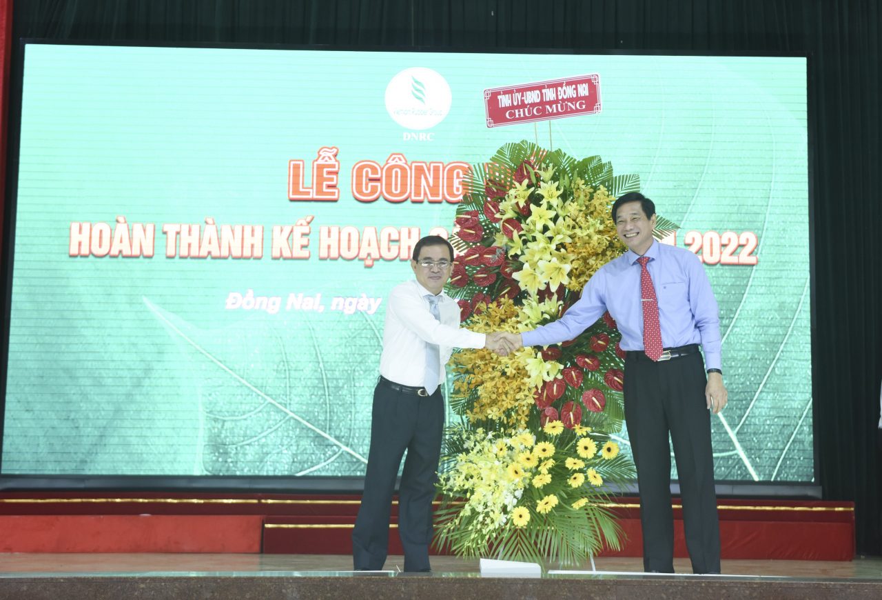 Ông Võ Văn Phi – Phó Chủ tịch UBND tỉnh Đồng Nai tặng hoa chúc mừng TCT