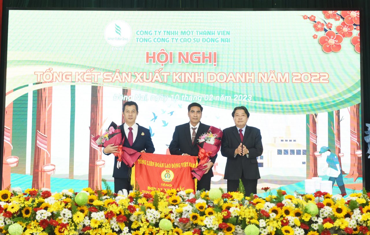 Công đoàn TCT Cao su Đồng Nai nhận Cờ thi đua xuất sắc của Tổng Liên đoàn Lao động Việt Nam