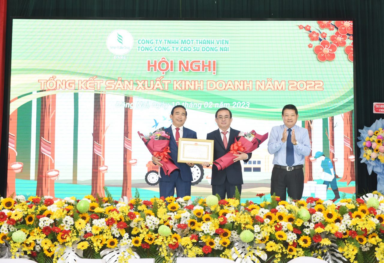 Ông Huỳnh Văn Bảo – Thành viên HĐQT VRG trao danh hiệu Tập thể lao động xuất sắc cho TCT