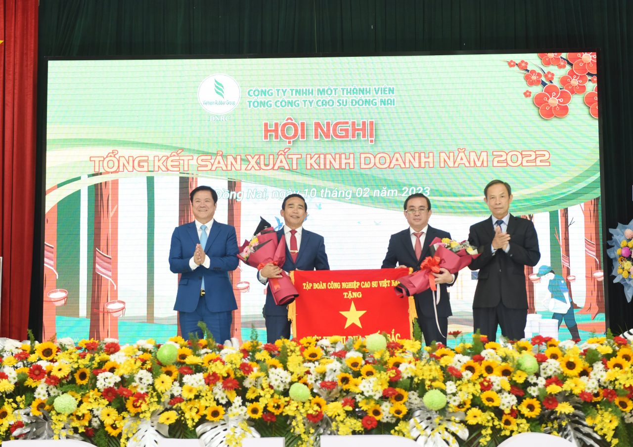 Lãnh đạo VRG trao Cờ thi đua xuất sắc của VRG cho tập thể NLĐ TCT Cao su Đồng Nai