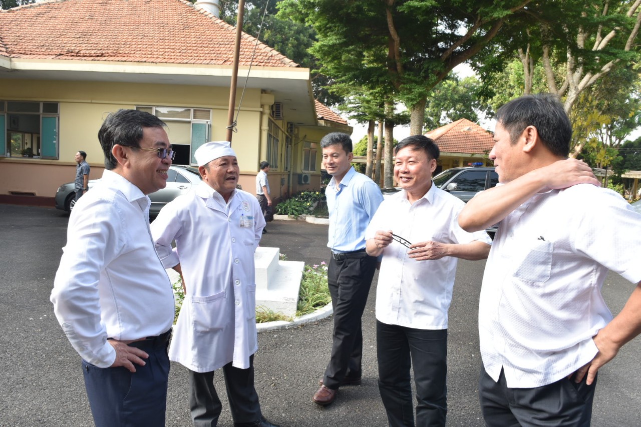 Đoàn công tác Ban KTTW, lãnh đạo VRG, Cao su Đồng Nai đến thăm, trò chuyện cùng lãnh đạo Bệnh viện đa khoa Cao su Đồng Nai